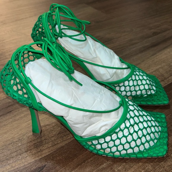 1000% Authentic Bottega Veneta Stretch Lace-Up Sandal in the color Grass. - Picture 2 of 9